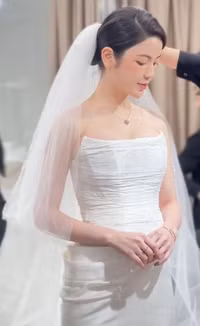 Vợ sắp cưới Quang Hải thử váy cưới, dân tình hết lời khen 