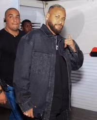 Neymar bị ‘ném đá’ trong ngày sinh nhật con gái