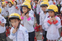 Nghệ sĩ Xuân Bắc cổ vũ cho học sinh đội mũ bảo hiểm ảnh 13 Nghệ sĩ Xuân Bắc cổ vũ cho học sinh đội mũ bảo hiểm ảnh 13