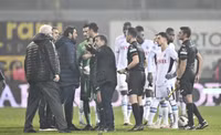 Bóng đá Thổ Nhĩ Kỳ lại gây sốc: Đang thi đấu, Chủ tịch CLB lệnh toàn đội rời sân