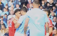 Cận cảnh tình huống sao Man City bóp cổ đối thủ