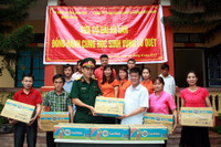 Bộ GD&ĐT trao tặng sữa cho học sinh vùng lũ Mù Cang Chải ảnh 1