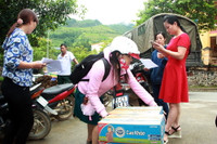 Bộ GD&ĐT trao tặng sữa cho học sinh vùng lũ Mù Cang Chải ảnh 6