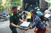 Bộ GD&ĐT trao tặng sữa cho học sinh vùng lũ Mù Cang Chải ảnh 4