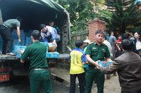 Bộ GD&ĐT trao tặng sữa cho học sinh vùng lũ Mù Cang Chải ảnh 2