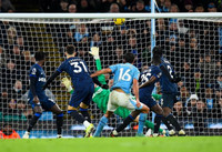 Man City hòa Chelsea cay đắng, Haaland nổi giận lôi đình 