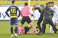 Chủ tịch CLB đánh gục trọng tài nhận án phạt ‘sốc’ 