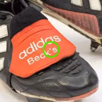 Đôi giày lỗi từ 26 năm trước của Beckham được bán với giá khủng