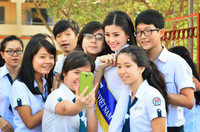 Á hậu Diễm Trang tươi trẻ, duyên dáng về thăm trường cũ ảnh 11