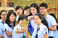 Á hậu Diễm Trang tươi trẻ, duyên dáng về thăm trường cũ ảnh 11