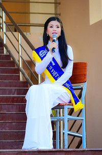 Á hậu Diễm Trang tươi trẻ, duyên dáng về thăm trường cũ ảnh 14