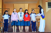 Á hậu Diễm Trang tươi trẻ, duyên dáng về thăm trường cũ ảnh 15