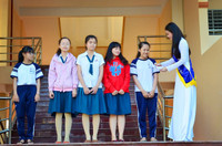 Á hậu Diễm Trang tươi trẻ, duyên dáng về thăm trường cũ ảnh 15