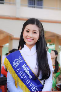 Á hậu Diễm Trang tươi trẻ, duyên dáng về thăm trường cũ ảnh 9