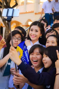 Á hậu Diễm Trang tươi trẻ, duyên dáng về thăm trường cũ ảnh 12