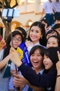 Á hậu Diễm Trang tươi trẻ, duyên dáng về thăm trường cũ ảnh 12