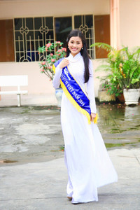 Á hậu Diễm Trang tươi trẻ, duyên dáng về thăm trường cũ ảnh 7