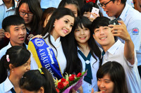 Á hậu Diễm Trang tươi trẻ, duyên dáng về thăm trường cũ ảnh 3