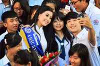 Á hậu Diễm Trang tươi trẻ, duyên dáng về thăm trường cũ ảnh 3