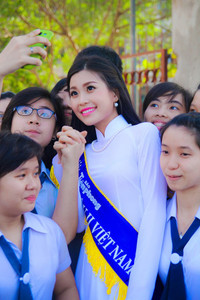 Á hậu Diễm Trang tươi trẻ, duyên dáng về thăm trường cũ ảnh 4