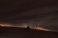 Hình ảnh 'siêu thực' tại giải đua xe trên sa mạc Dakar Rally