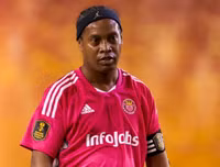 Karim Benzema tự chọn đội hình trong mơ, phớt lờ Ronaldo và Messi