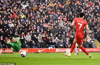 Chùm ảnh: Liverpool, Man City ‘dâng’ ngôi đầu Ngoại hạng Anh cho Arsenal 