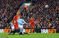 Chùm ảnh: Liverpool, Man City ‘dâng’ ngôi đầu Ngoại hạng Anh cho Arsenal 