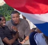 Người đẹp bí ẩn khiến Mbappé 'phải lòng trong 3 giây' là ai?