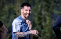 Ronaldo hưởng lương cao nhất bóng đá, bỏ xa Messi