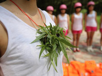 Nu cuu sinh TQ chong “yeu rau xanh” duoi nuoc