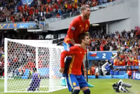 Ramos trao giải Grammy cho bạn gái cũ của ‘kình địch’ Pique