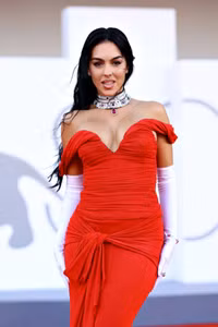 Thân hình bốc lửa của nàng WAG nhiều người theo dõi nhất thế giới 