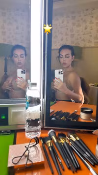 Thân hình bốc lửa của nàng WAG nhiều người theo dõi nhất thế giới 