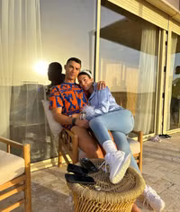 Chụp ảnh ôm fan nữ, Ronaldo đối diện án phạt không ngờ