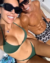 Chụp ảnh ôm fan nữ, Ronaldo đối diện án phạt không ngờ