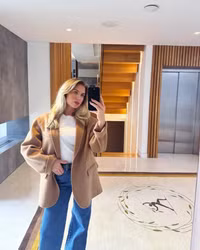 Ảnh mới của nàng WAG ‘nóng bỏng nhất Ngoại hạng Anh' khiến ai nấy trầm trồ