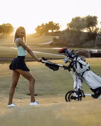 ‘Thiên thần làng golf mới’ mang giày cao gót leo núi gây sốt mạng xã hội