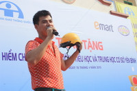Nghệ sĩ Xuân Bắc cổ vũ cho học sinh đội mũ bảo hiểm ảnh 1 Nghệ sĩ Xuân Bắc cổ vũ cho học sinh đội mũ bảo hiểm ảnh 1