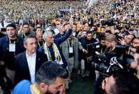 Hàng chục nghìn cổ động viên Fenerbahce đốt pháo sáng chào đón HLV Mourinho
