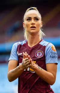 Fan điêu đứng trước loạt ảnh của nữ cầu thủ ‘quyến rũ nhất’ bóng đá Anh 