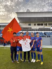 Cầu thủ nữ Việt Nam bịn rịn chia tay HLV Mai Đức Chung 