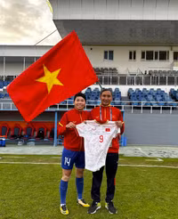 Cầu thủ nữ Việt Nam bịn rịn chia tay HLV Mai Đức Chung 