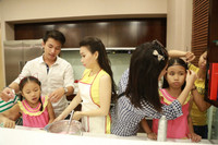 Khoảnh khắc hạnh phúc của Cẩm Ly bên chồng và hai con gái ảnh 15