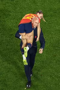 Hàng ngàn phụ nữ yêu cầu Chủ tịch Liên đoàn bóng đá Tây Ban Nha từ chức