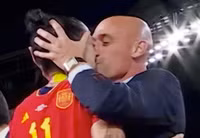 Hàng ngàn phụ nữ yêu cầu Chủ tịch Liên đoàn bóng đá Tây Ban Nha từ chức