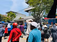 Phụ huynh 'đội nắng' tiếp sức con thi vào Trường THCS 'hót' nhất Hà Tĩnh