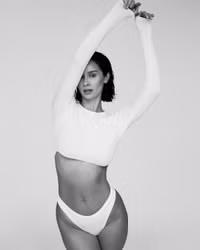 Vóc dáng kinh ngạc của nàng WAG Tottenham sau khi sinh con