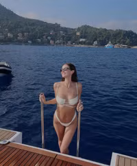 Vóc dáng kinh ngạc của nàng WAG Tottenham sau khi sinh con