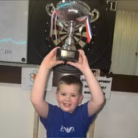 Cậu bé 8 tuổi vô địch giải phi tiêu dành cho người lớn